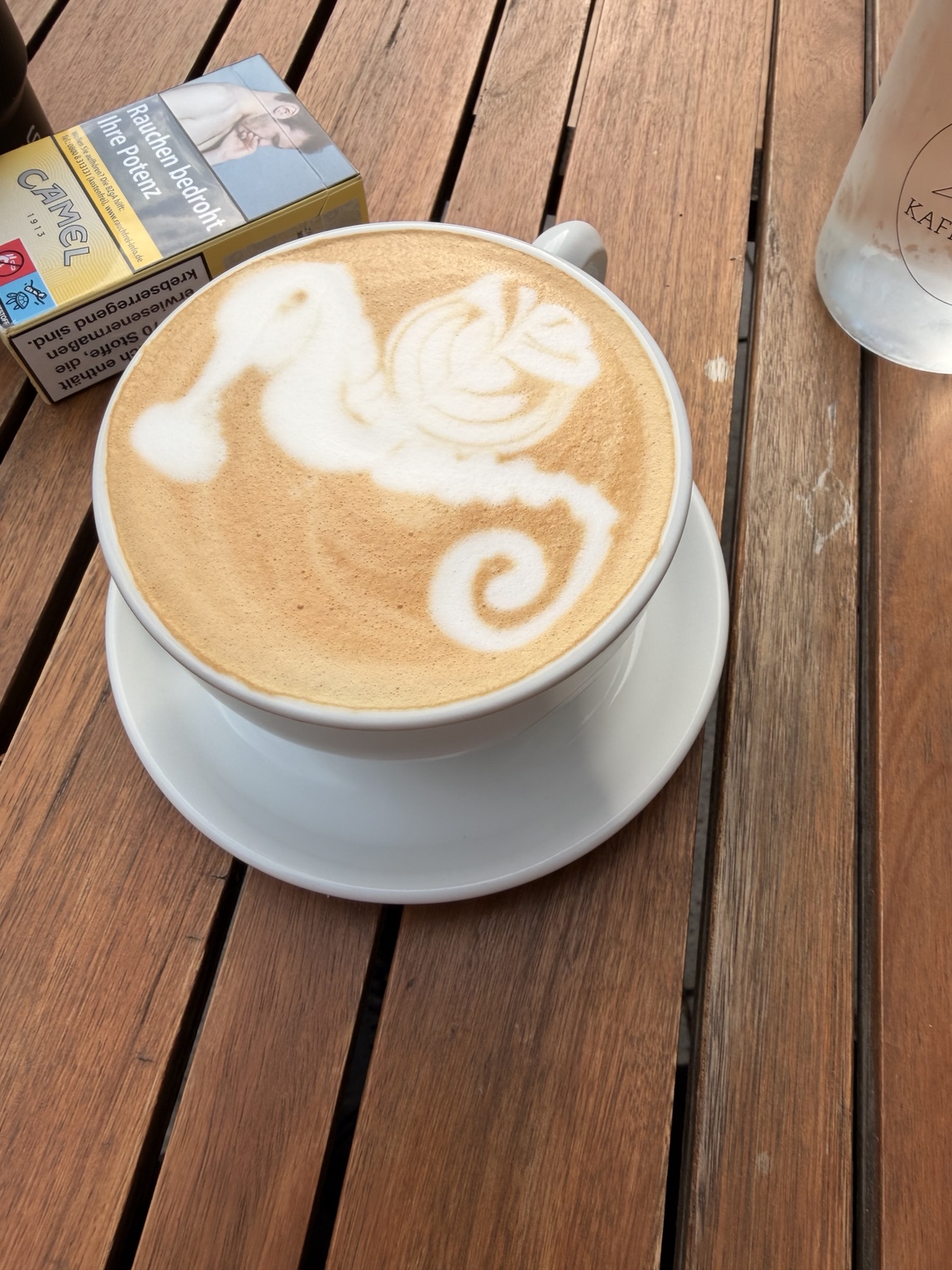 Kaffee mit Latte Art im ANANDA
